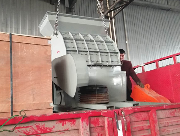 龍翰機械發往甘肅的大型木材粉碎機設備